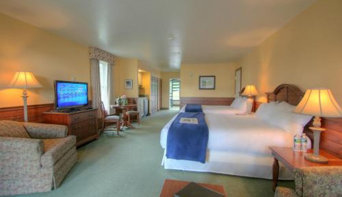 Woodlandview Lodge Room with Two Queen Beds
