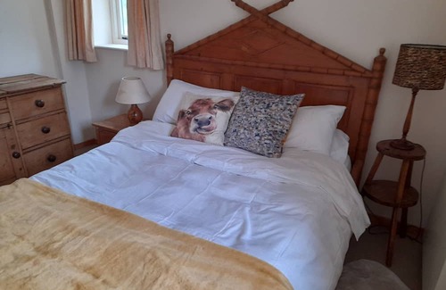 Chediston House | Gorgeous 2 bedroom Barn, Pet friendly, close to Halesworth