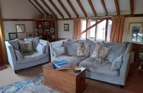 Chediston House | Gorgeous 2 bedroom Barn, Pet friendly, close to Halesworth