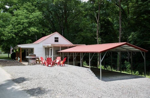 Smithville House | Cozy Cottage minutes from the boat ramp