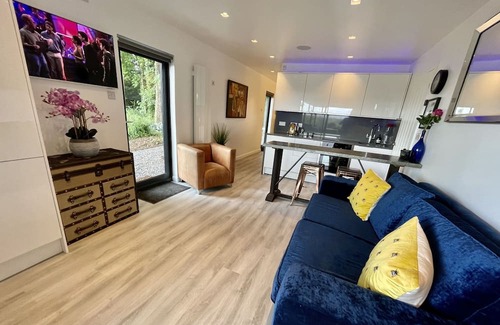 Bristol House | Luxury Lodge close to Clifton Suspension Bridge, hot tub. Sleeps 2 people.
