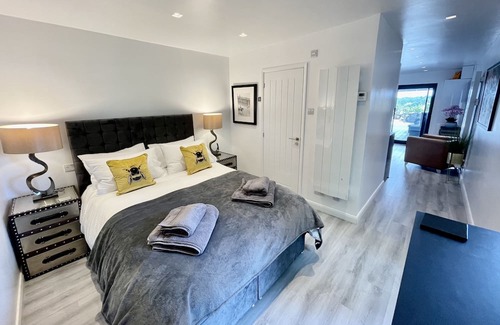 Bristol House | Luxury Lodge close to Clifton Suspension Bridge, hot tub. Sleeps 2 people.