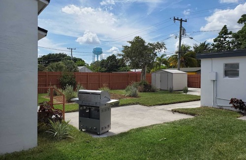 Delray Beach House | 5 Min Walk to the Ave 5 min Drive to the Beach! Pet friendly!