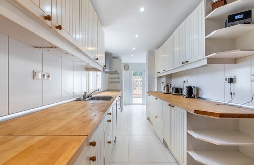 Quesada Villa | 'Villa Azul' with Private Pool, Wi-Fi and Air Conditioning