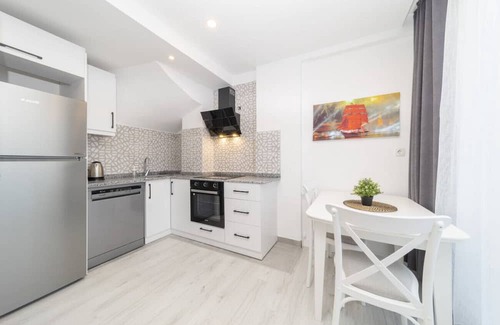 Eski Lara Apartment | Central Flat with Terrace and View in Muratpasa