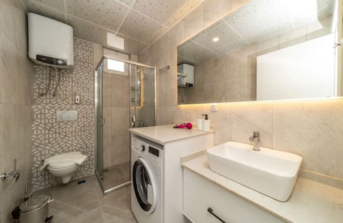 Eski Lara Apartment | Central Flat with Balcony in Muratpasa