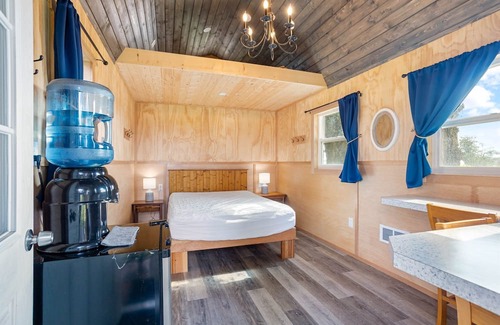 Lynden Cabin | Experience-Glamping: Tranquil Farm Getaway