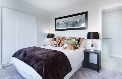 Overland Park House | Large Private House Circle Driveway Sunroom with Sauna, Hot-tub, 1Gig fiber Wifi