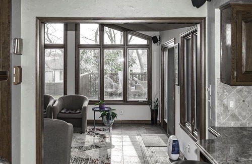 Overland Park House | Large Private House Circle Driveway Sunroom with Sauna, Hot-tub, 1Gig fiber Wifi