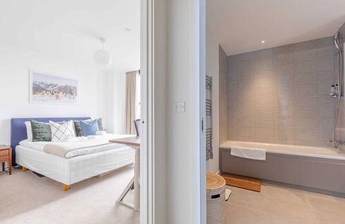 Gospel Oak Apartment | Bright 2BD Flat - 4 min walk to Hampstead Heath!