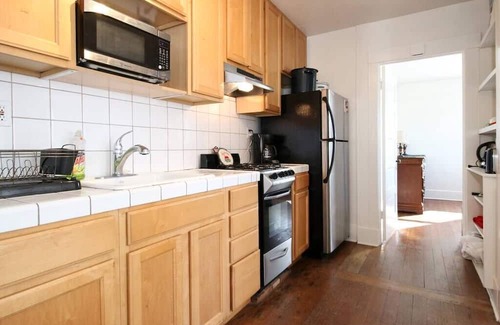 Golden Hill Apartment | Nice 1 bedroom with skyline views from the private patio