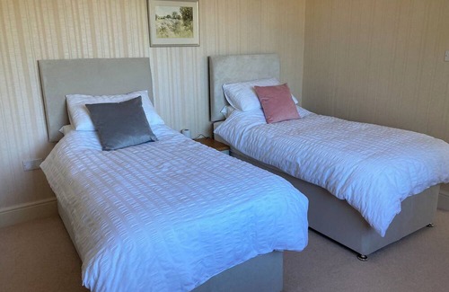 Hilperton House | Spacious bungalow with large private garden