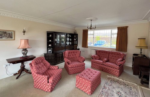 Hilperton House | Spacious bungalow with large private garden