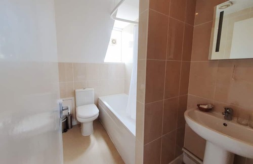 Marston Green House | NewtoVrbo: Double Room @ Royal Square Hotel Birmingham Airport & NEC w/ Parking
