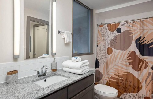 Hanover Place Apartment | ★ King Bed ★ Uptown Theater★