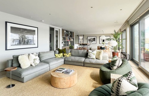 Lechlade House | Mallard Lodge, Lakes by Yoo, sleeps 6 adults +6 kids, spa/pool