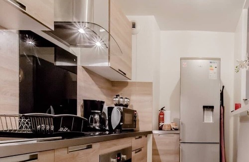 Saint-Denis Apartment | Chic apart with bar in Paris