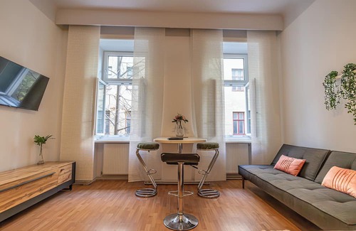 Matzleinsdorf Apartment | Chic 2BR City Stay Central Location