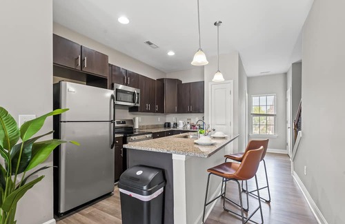 Pineville House | Upscale King 3BR Townhouse in Pineville