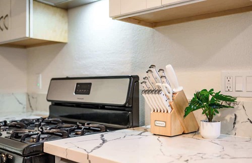 Charter Oak House | Modern Glendora Retreat Family Getaway Near Cal Poly & Mt. SAC