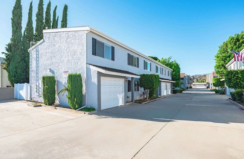 Charter Oak House | Modern Glendora Retreat Family Getaway Near Cal Poly & Mt. SAC