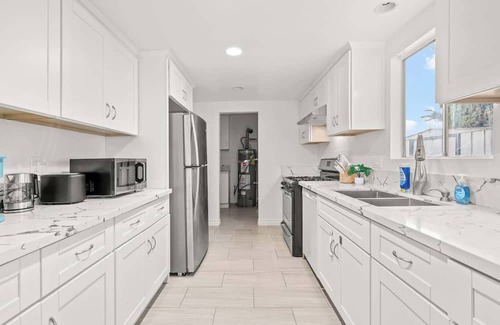 Charter Oak House | Modern Glendora Retreat Family Getaway Near Cal Poly & Mt. SAC