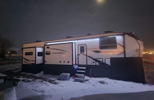Limon RV Rental | Cozy 2-bedroom camper with WiFi, AC in wonderful Limon