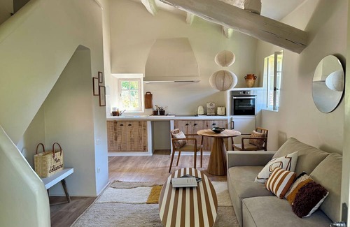 Montaren-et-Saint-Mediers Condo | Grenadier Superb duplex gîte in the heart of an 18th-century sheepfold a stone's throw from Uzès