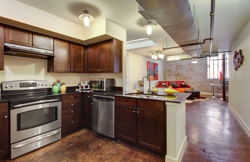 Lower Garden District Condo | ✨NEW LISTING✨ COLORFUL & SPACIOUS 2 BEDROOM CONDO DOWNTOWN NEW ORLEANS