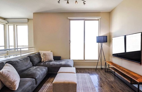 Carthay Circle Apartment | Huge and Modern 3 BDR and 2 BTH Townhouse in LA!
