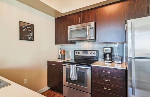 Carthay Circle Apartment | Huge and Modern 3 BDR and 2 BTH Townhouse in LA!