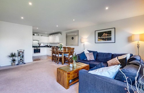 Chelsea Harbour Apartment | Spacious, modern, cosy apartment in the heart of Battersea