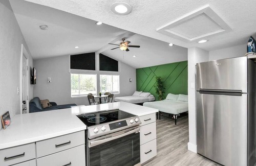 MacGregor House | The Houston Group Getaway – Sleeps 22+ with Games