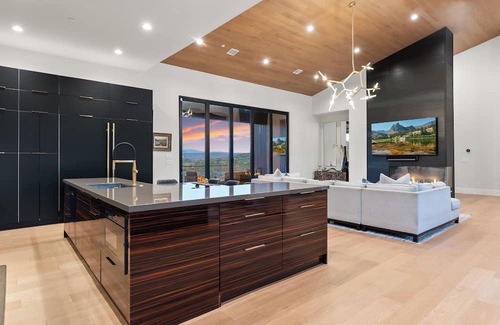 The Preserve House | Spacious 6-bedroom house Comes with House Manager /Driver 8:30am - 8:30 pm.