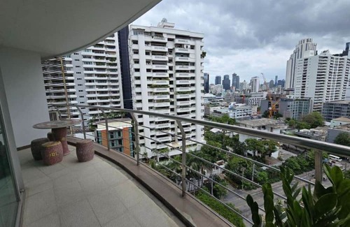 Nana Apartment | Super Large Central Asoke MRT BTS 237 Sqm Sleeps 8