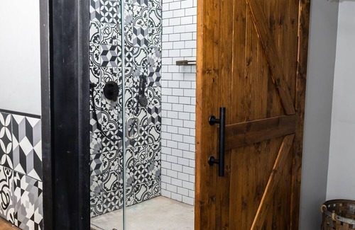 Valle de Guadalupe Cabin | Cozy cabin with WiFi and AC /heaterValle de Guadalupe enjoy a glass of wine .