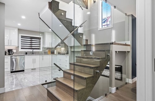 Connaught House | *Upscale Downtown Home on 17 Ave l 5 Mins to Stampede l Two King Rooms*