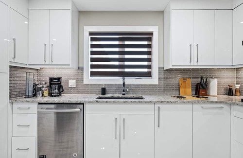 Connaught House | *Upscale Downtown Home on 17 Ave l 5 Mins to Stampede l Two King Rooms*