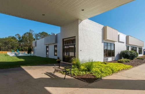 Hamilton House | Your Budget-Friendly Room with Pool and Free Breakfast | 2 Rooms