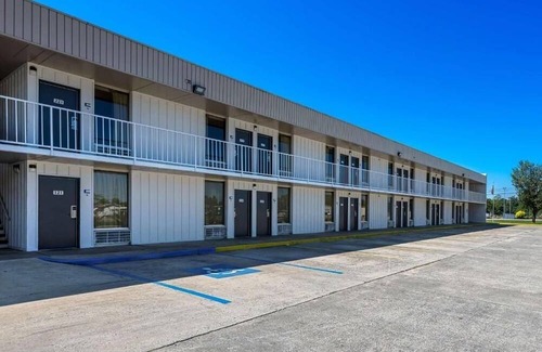 Hamilton House | Your Budget-Friendly Room with Pool and Free Breakfast | 2 Rooms