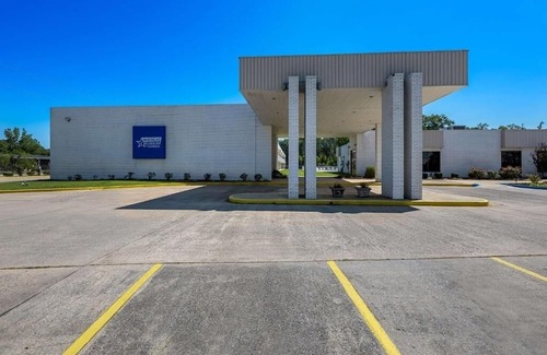 Hamilton House | Your Budget-Friendly Room with Pool and Free Breakfast | 2 Rooms