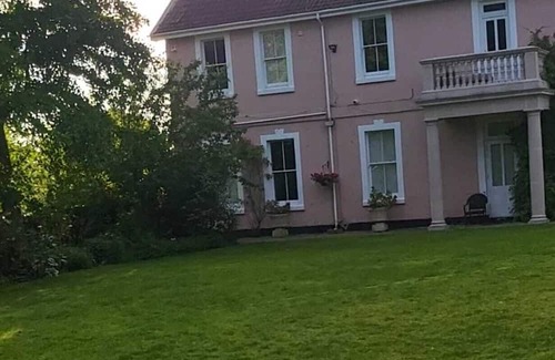Westbury Villa | 200 yr old English Vicarage Spacious 6 bedroom in fabulous Westbury with WiFi
