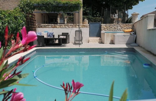 Le Barroux Apartment | Accommodation with terraces and swimming pool in the center of the village of Le Barroux