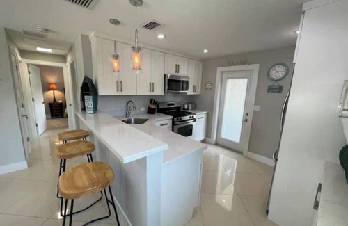 Southwest House | Charming 2-bedroom duplex in delightful West Palm Beach with WiFi, AC, Laundry.
