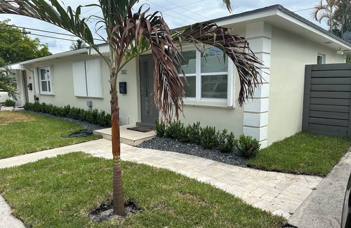 Southwest House | Charming 2-bedroom duplex in delightful West Palm Beach with WiFi, AC, Laundry.