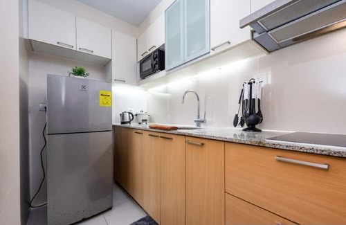 Lapu-Lapu Apartment | Furnished 1BR | Amenity View, WiFi, Netflix, Pool and Beach