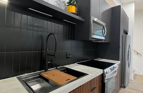 Pilsen Apartment | Modern & Chic Retreat: 2-bedroom apt. in an ideal location in Chicago