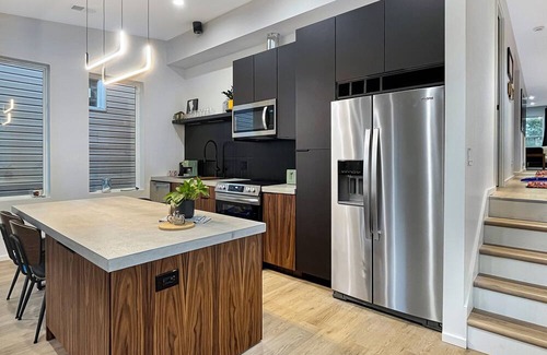 Pilsen Apartment | Modern & Chic Retreat: 2-bedroom apt. in an ideal location in Chicago