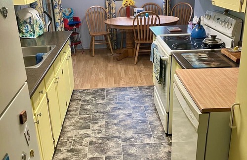 Ponoka County House | Grammie's House by Pigeon Lake, enjoy the peace & quiet minutes from the lake.