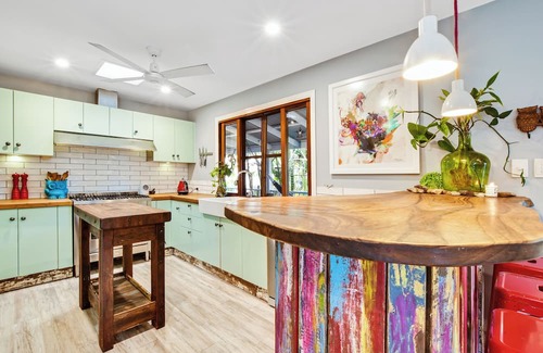 Marcoola House | Seafarer's Retreat is a renovated family property boasting room for up to 16.